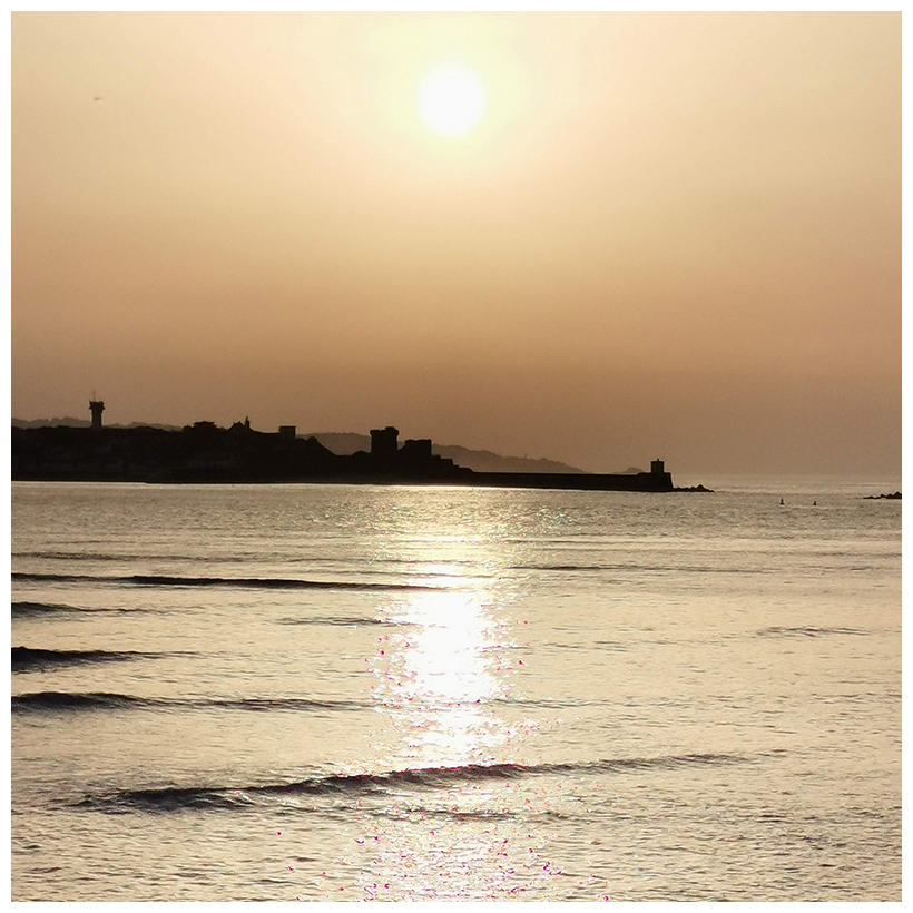 This image has an empty alt attribute; its file name is saint-jean-de-luz_contact.jpg